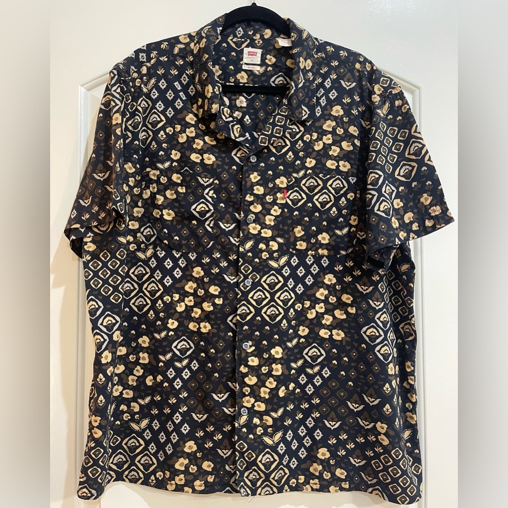 Levi’s relaxed button down black shirt. Front pockets. Size XL.